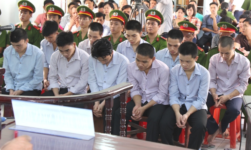 Các bị cáo trước vành móng ngựa.