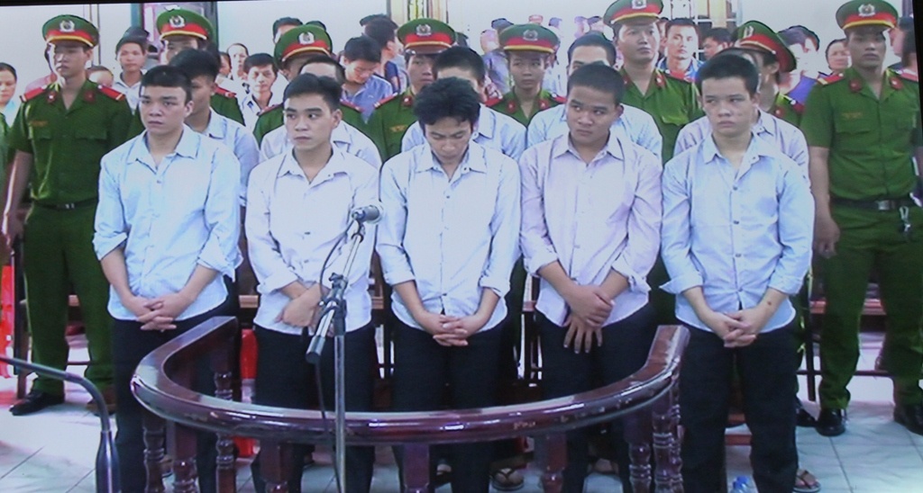 Xet xu vu gay roi, quang bom xang vao cong an hinh anh