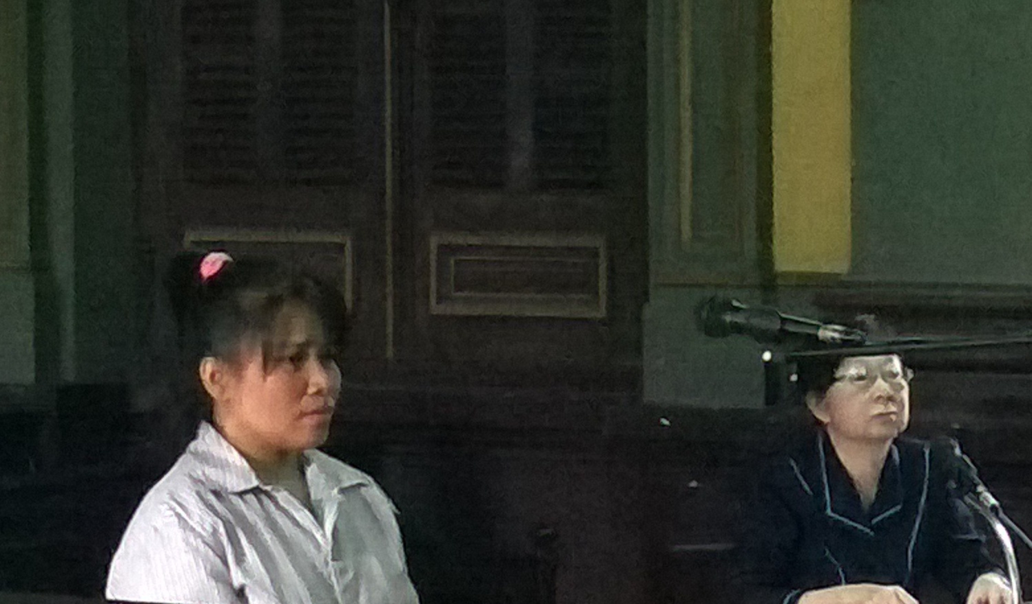 Kosal (áo trắng) tại tòa phúc thẩm.