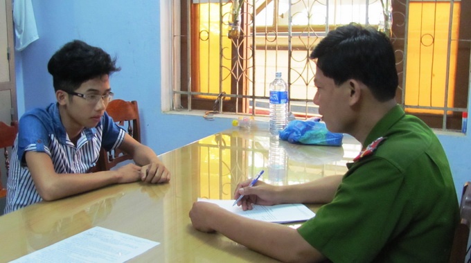 Hoc sinh lop 11 ngoi nhau nem chai bia lam chet nguoi hinh anh