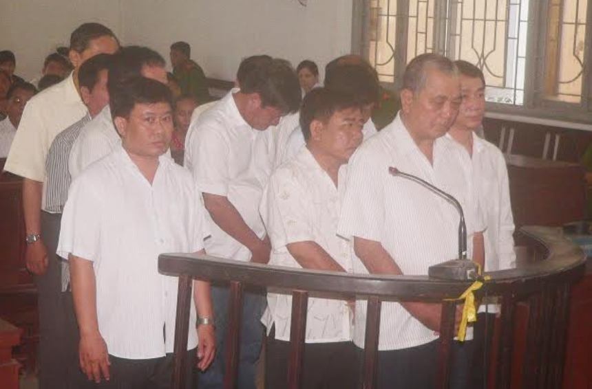 Các bị cáo nghe tòa tuyên án.