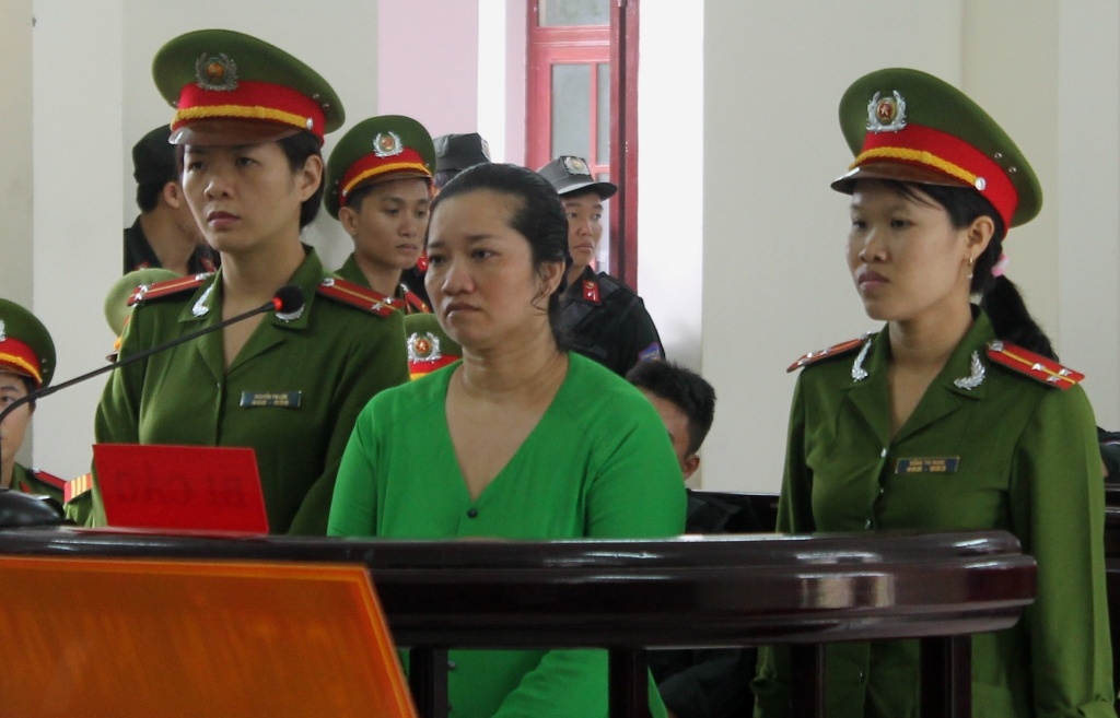 Hường trước vành móng ngựa.
