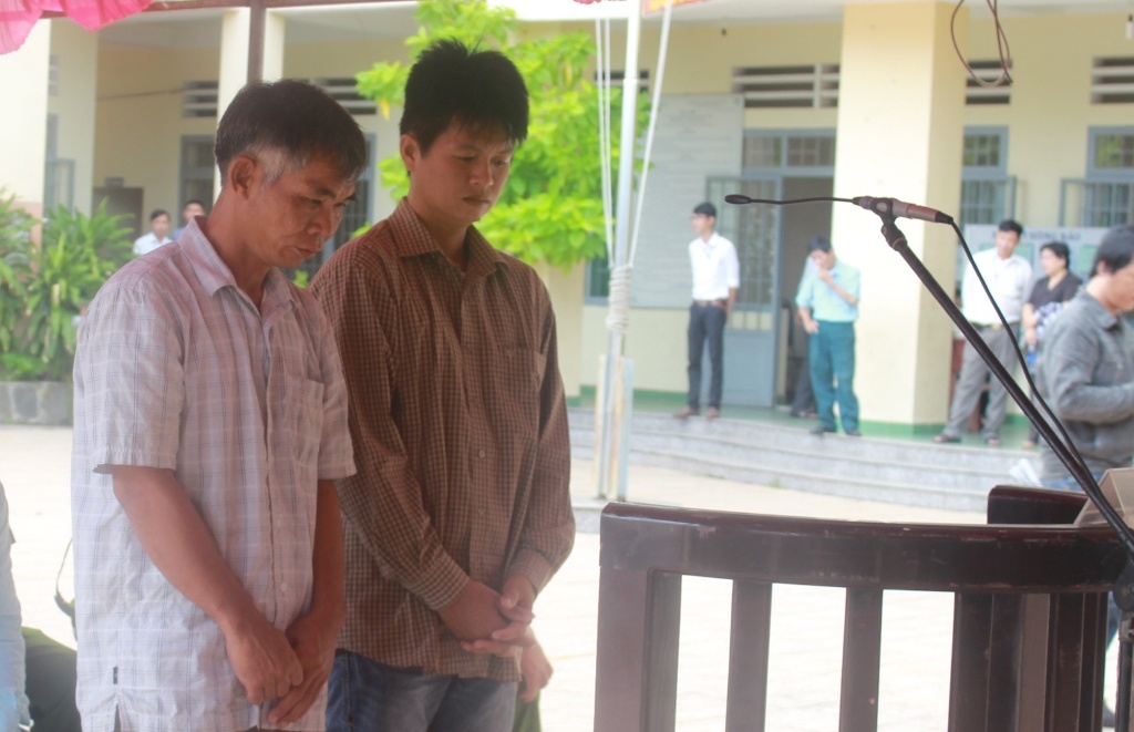 HDXX doc tho 'ba cong di cho' de ran day 2 bi cao hoi bia hinh anh