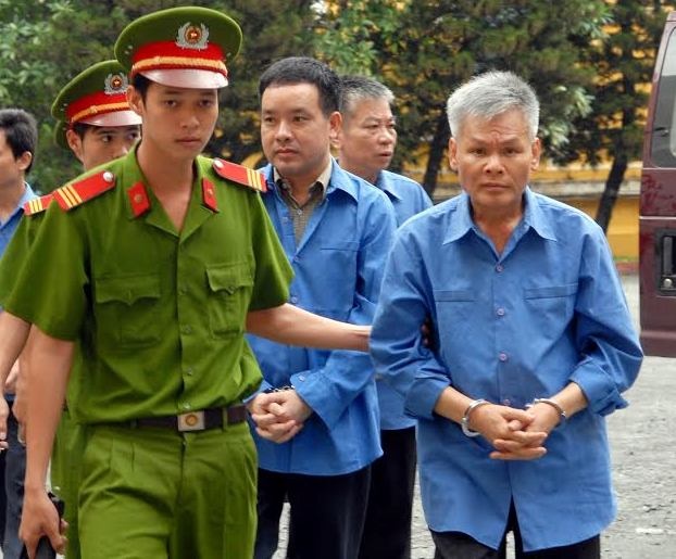 Hai nguoi cam dau 'dai an' tham nhung ALC II tam thoat an tu hinh anh