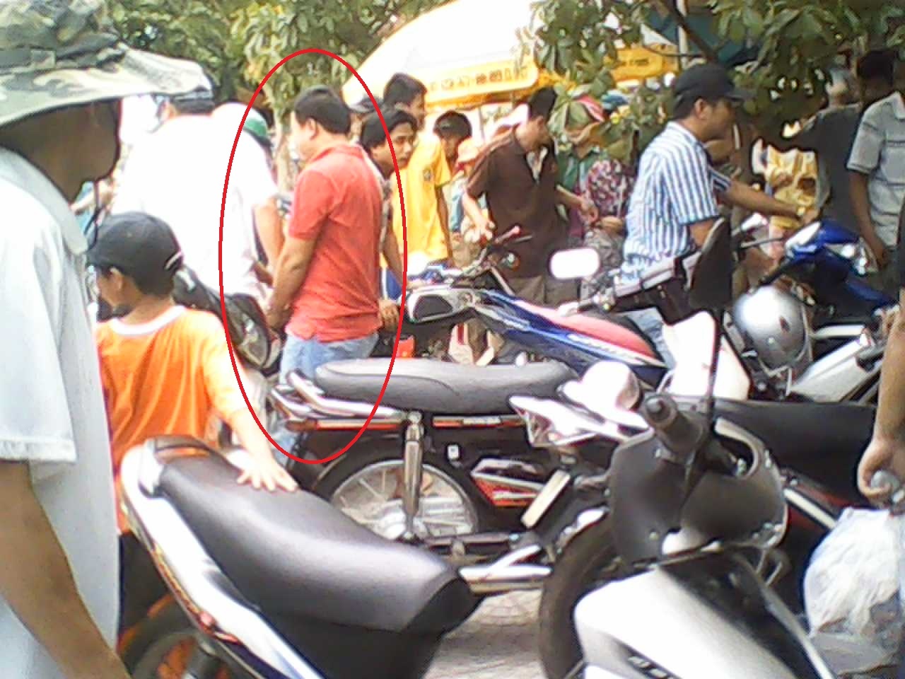 Bat qua tang 5 nguoi choi xoc dia an tien trong quan ca phe hinh anh