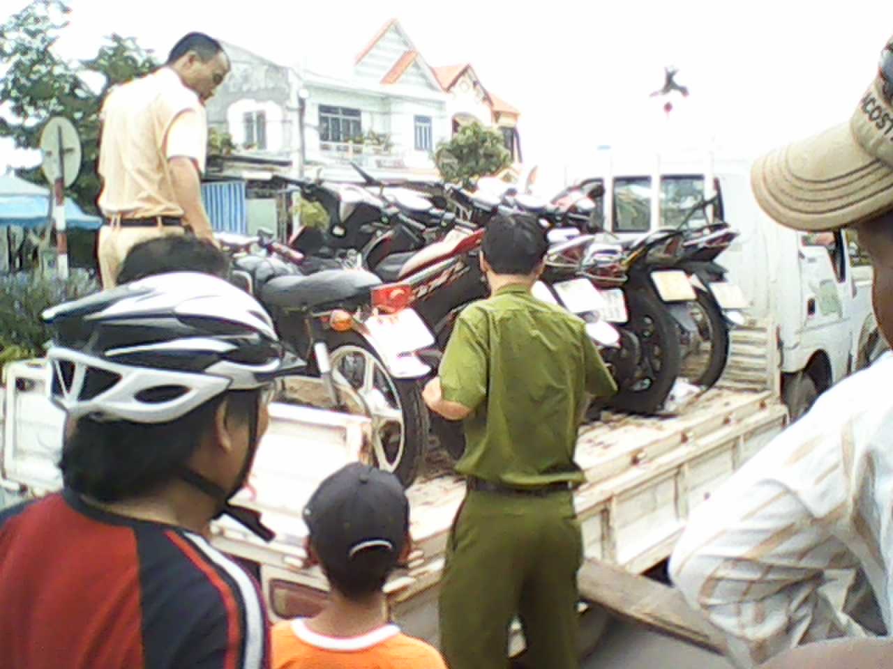 Các tang vật được đưa về công an huyện Đại Lộc điều tra.