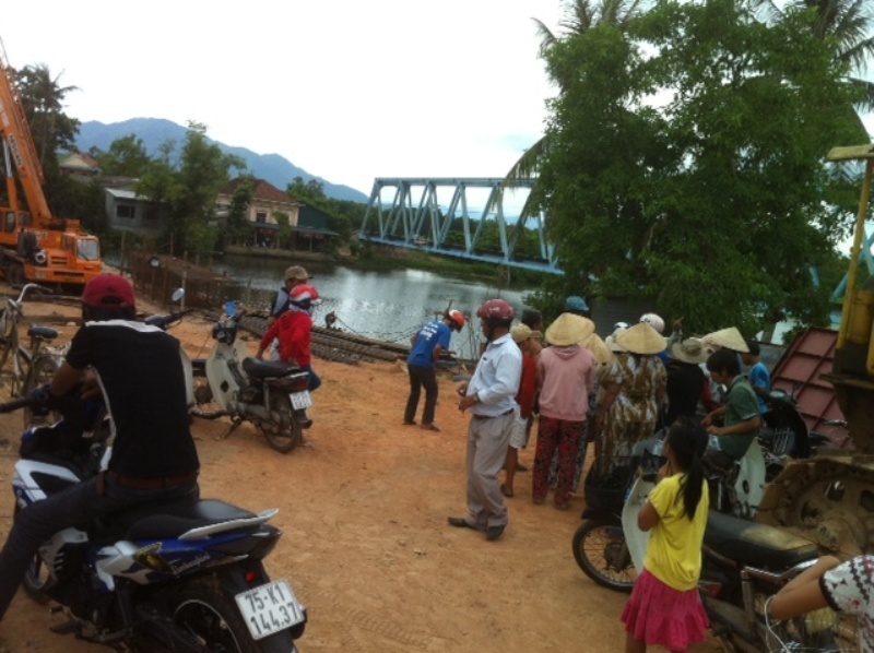 Phat hien thi the ong lao nhat ve chai bi chet duoi hinh anh