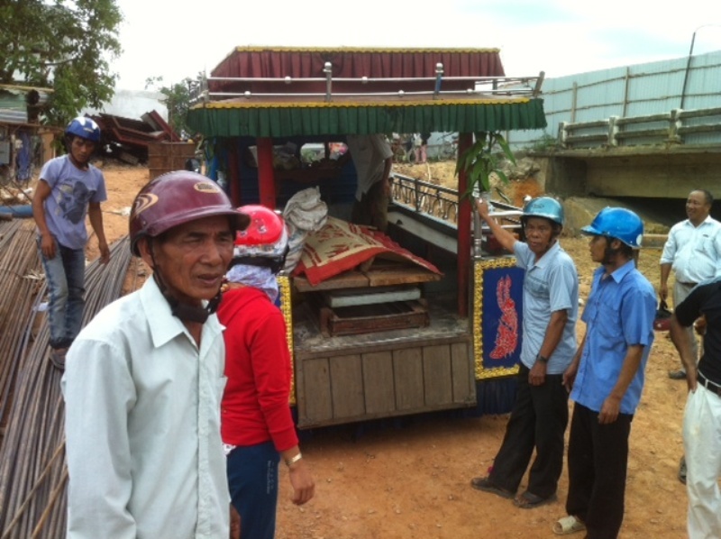 Nạn nhân được người thân đưa về an táng.