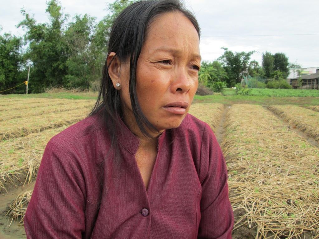 Chị Nhung thẫn thờ vì nỗi đau mất con.