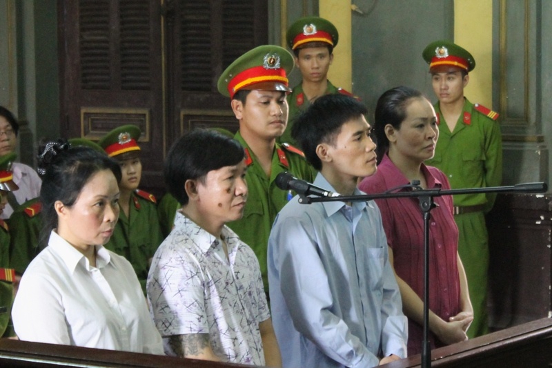 Các bị cáo trước vành móng ngựa.