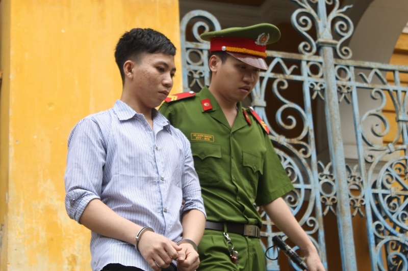 Thanh nien du be gai 11 tuoi ra ngoai song nhu vo chong hinh anh