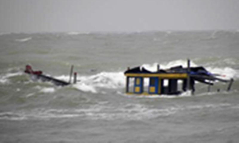 Thuyen cau muc bi chim khi dam phai tau hang hinh anh