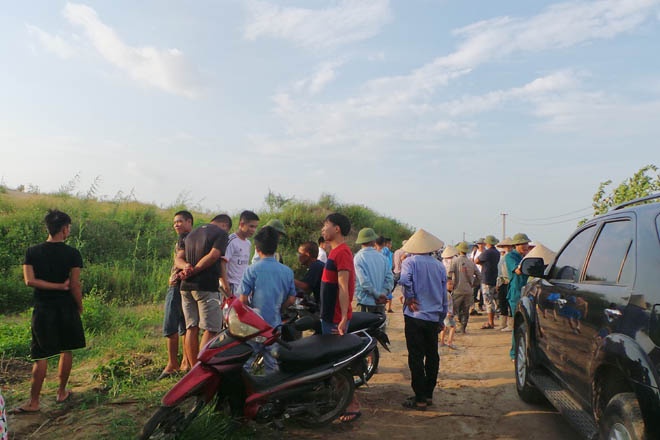 Người dân tụ tập rất đông ở khu vực phát hiện xác chết.