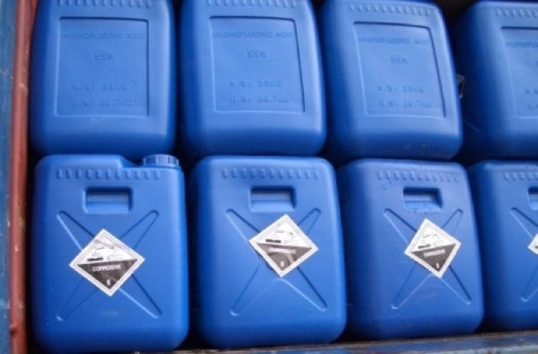 Can tien nuoi con, cha lam lieu van chuyen chat doc cyanua hinh anh