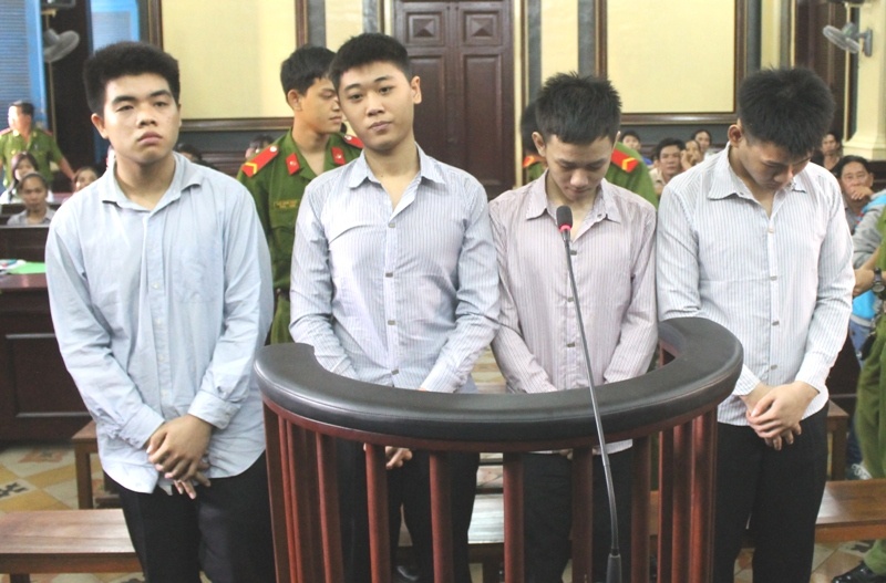 Băng cướp trước vành móng ngựa.
