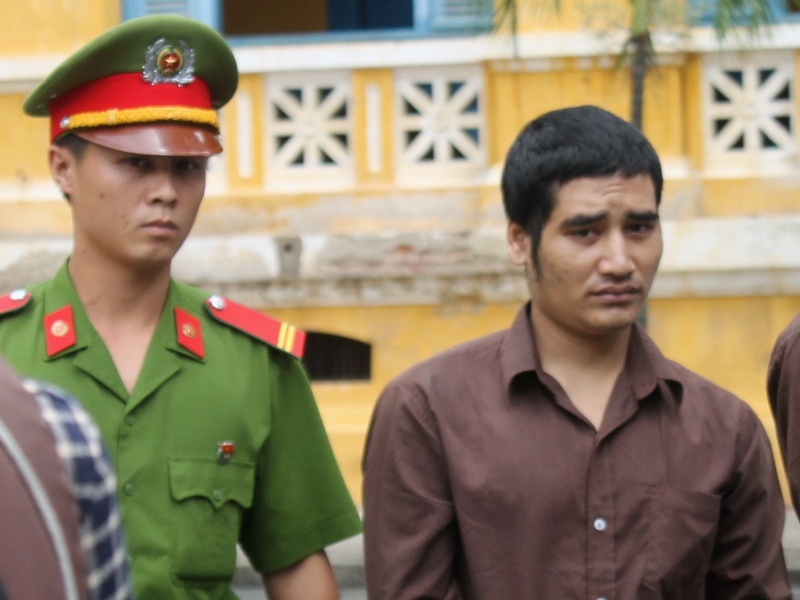 Dam chet cha vi bi... giuc lay vo hinh anh