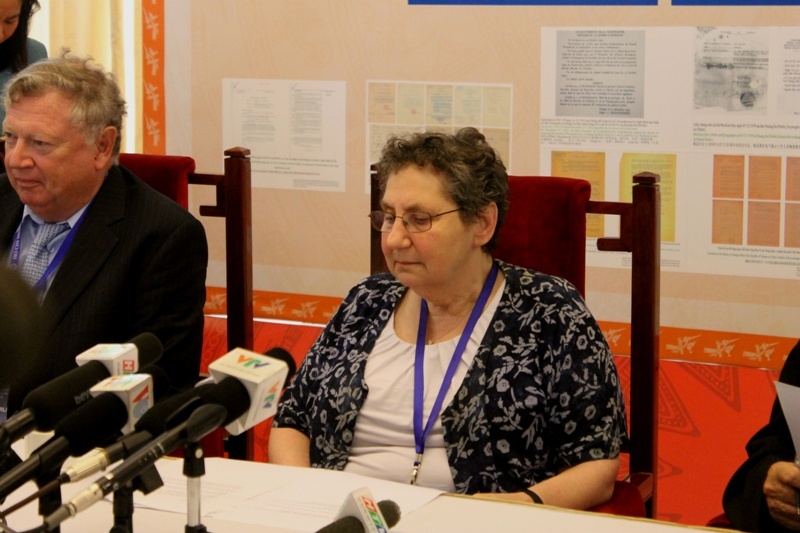 Bà Jeanne Mirer, chủ tịch Hiệp hội Luật sư dân chủ quốc tế đang trả lời báo chí.