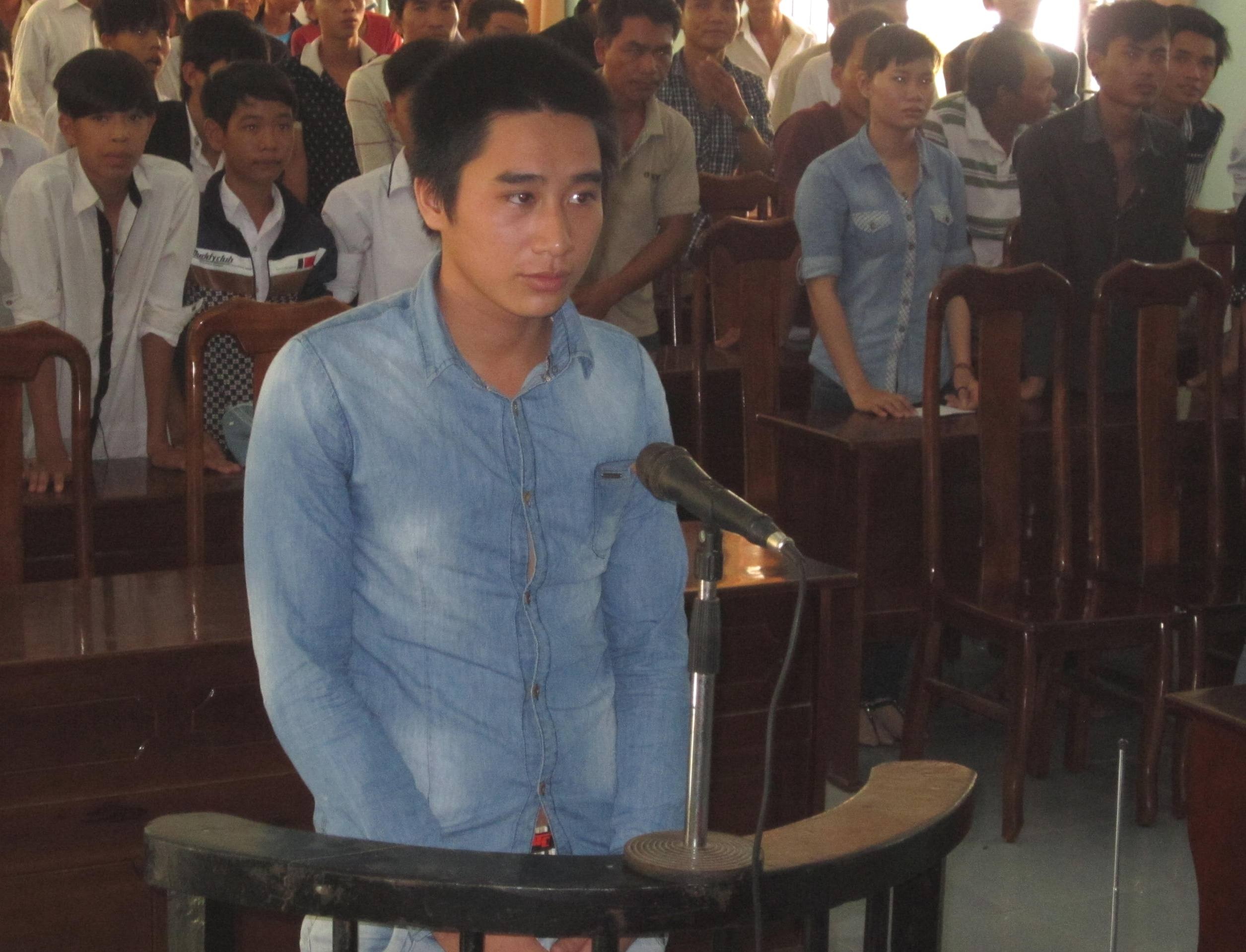 Bị cáo trước vành móng ngựa..