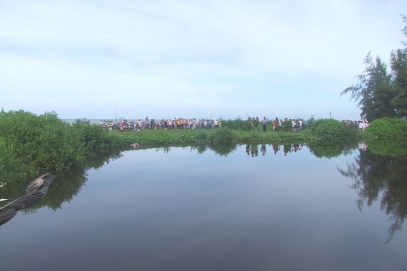 Thi the be gai co dau hieu phan huy duoi ao nuoc hinh anh