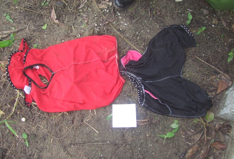 Bộ quần áo của nạn nhân được phát hiện gần vị trí thi thể của nạn nhân.