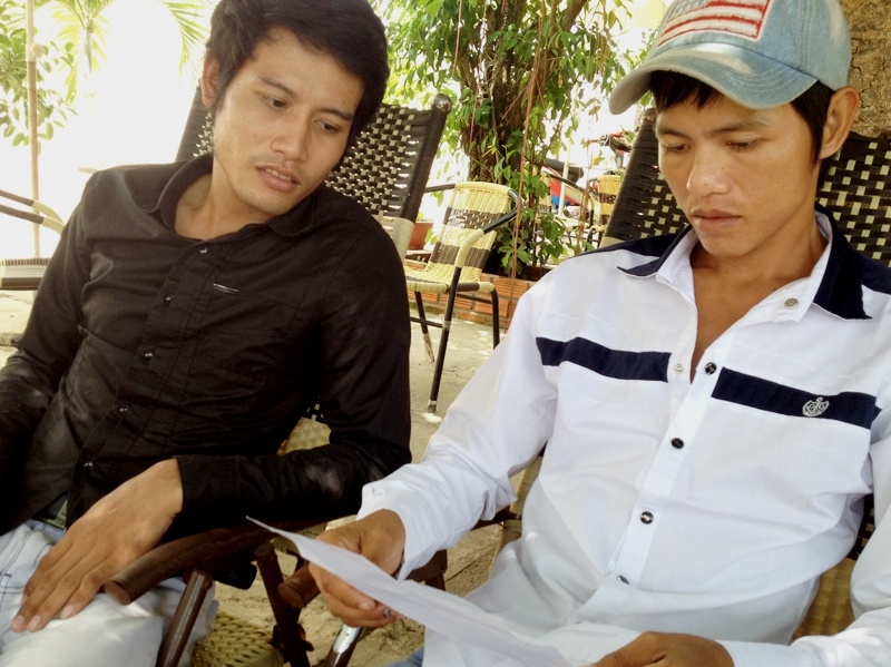 Đỡ (áo trắng) và Mươl được đình chỉ điều tra hơn 2 tháng trước.