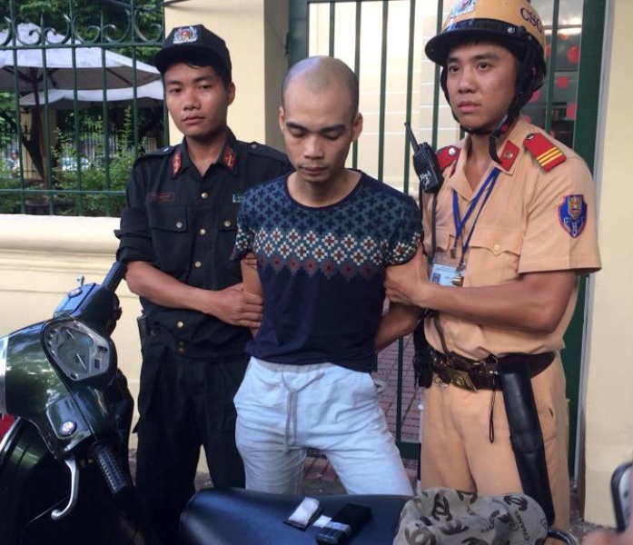 Thanh nien mang ma tuy, dap canh sat de chay tron hinh anh