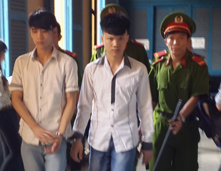 Hai bị cáo bị dẫn giải sau phiên tòa.