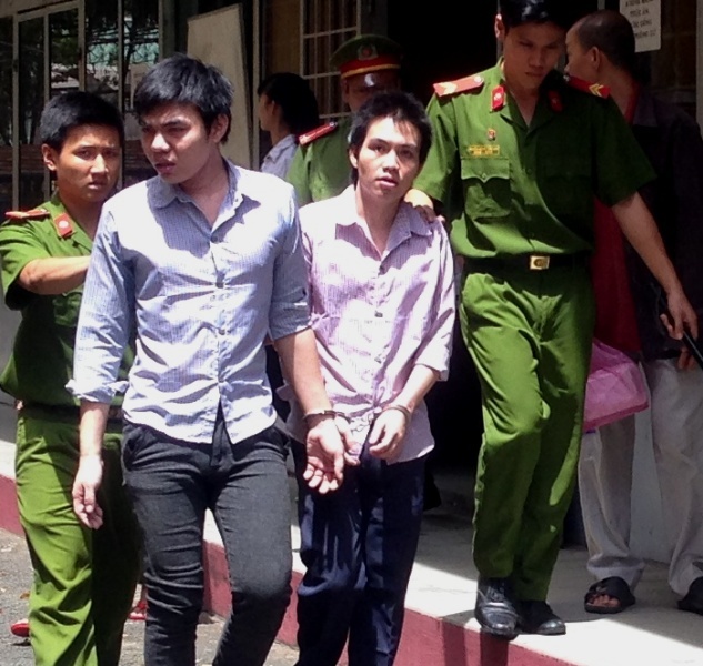 Nhom thanh nien hau toa vi trom... 18 hop keo hinh anh