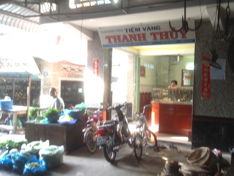 Tiệm vàng nơi xảy ra vụ cướp hy hữu.