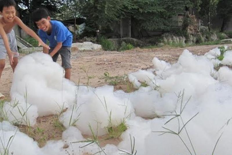 Người dân sống ở đây cho biết, hiện tượng bọt khí xuất hiện trên kênh khoảng 10 ngày nay. Một người phụ nữ tặc lưỡi “tiếc rẻ”: “Hôm nay bọt đã giảm bớt nhiều chứ cách đây mấy ngày bọt còn nổi từng đám lớn như mây cơ, trẻ con trong khu này thường ra xúc về chơi. Thi thoảng gió to lại thổi bọt lên bám vào nhà dân hoặc văng tung tóe vào người đi đường”. Trong ảnh: Trẻ con xúc 