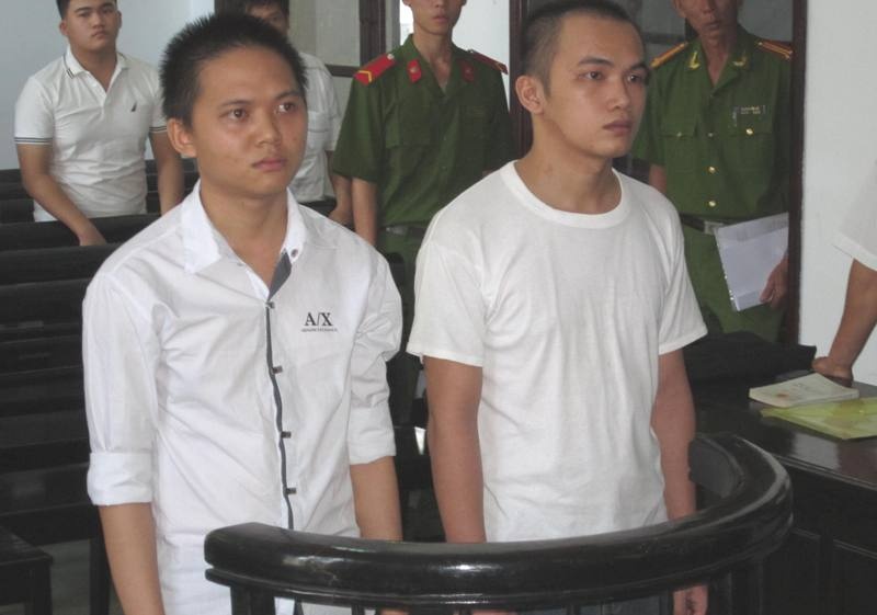 Long (bên trái) và Thành trước vành móng ngựa.