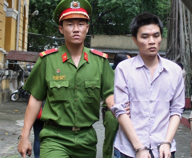 Lay bua bo vao dau ban vi tuong la ke... giet nguoi hinh anh