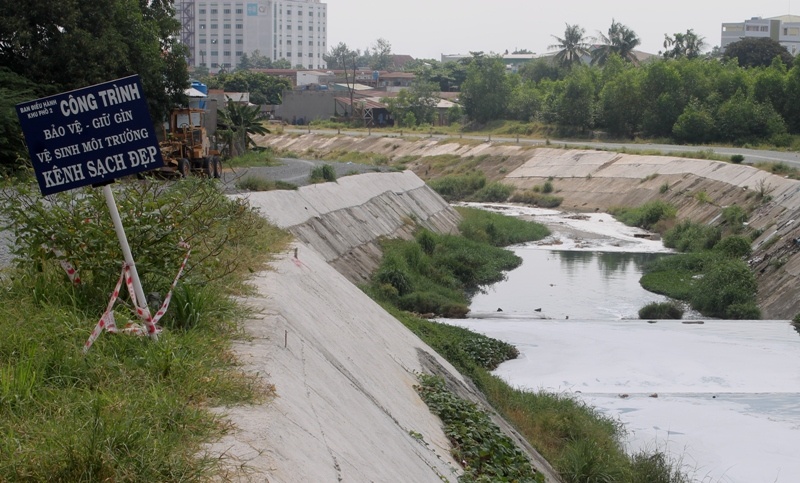 Hàng ngày, dòng kênh này phải tiếp nhận gần 10.000m³ nước thải công nghiệp, ảnh hưởng đến sức khỏe của gần 40.000 người dân trong khu vực. Trong ảnh: Biển hiệu 
