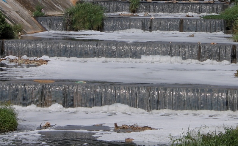 Dong kenh sui bot nhu tuyet o Sai Gon hinh anh