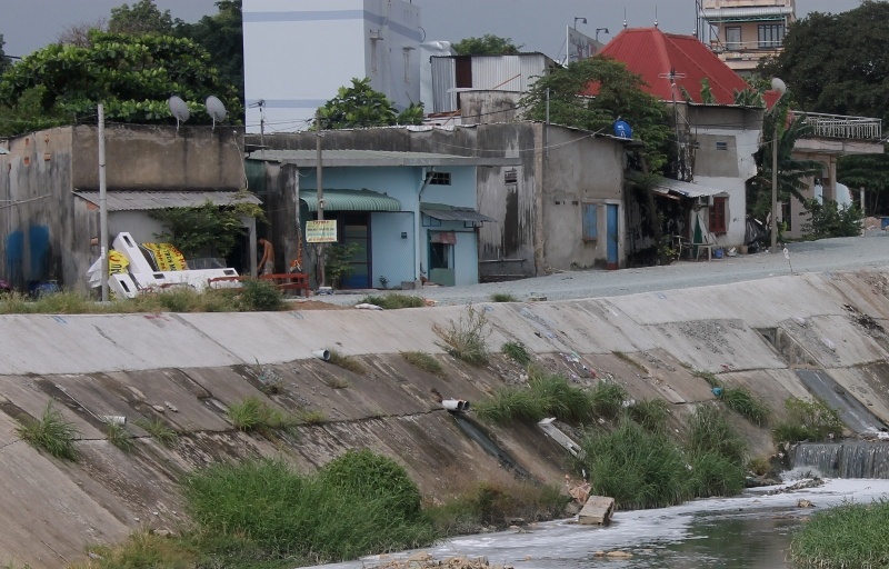 Khi đến tác nghiệp, PV đã phải  bịt mũi, đeo khẩu trang vì mùi thối từ dòng kênh xốc lên nồng nặc. Người còn người dân sống xung quanh, mặc dù là ban ngày nhưng nhà ai cũng đóng cửa kín mít vì mùi hôi thối bốc lên từ dòng kênh. Thậm chí có nhiều nhà dân ở đây không nằm trong diện giải tỏa của TP.HCM cũng tự động di dời vì không chịu nổi mùi hôi thối và sự ô nhiễm của dòng kênh.
