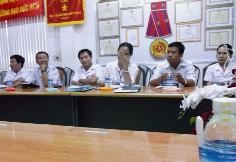 Tại buổi họp “thương lượng”, một nữ Bác sĩ Bệnh viện Sa Đéc dùng  tay che mặt khi thấy PV chụp hình.