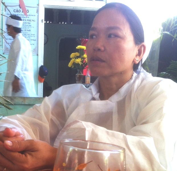 Mẹ nạn nhân đau đớn trước cái chết của con trai.