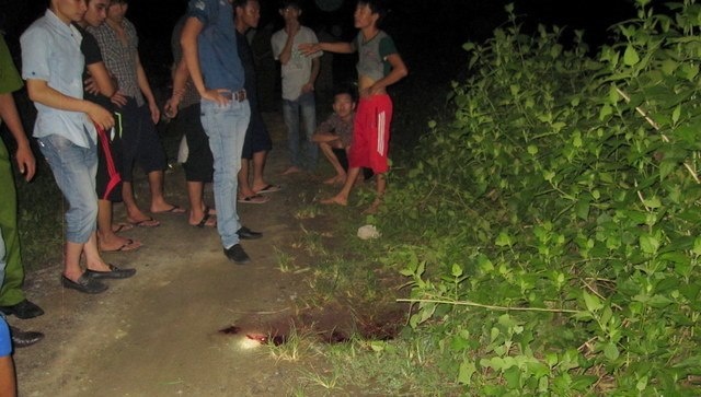 'Hanh su' trong nghia trang, doi nam nu bi cuop... quan hinh anh