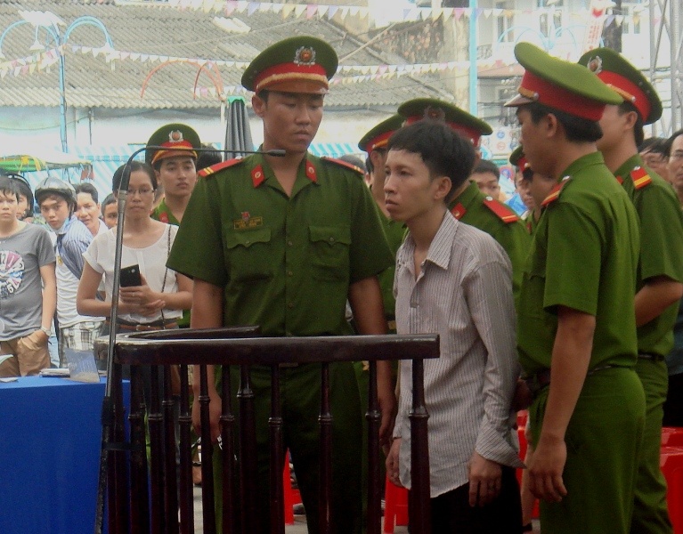 Mạnh thẫn thờ khi lãnh án tử hình.