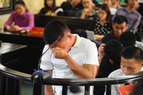 Cau thu ban do khoc nuc no truoc vanh mong ngua hinh anh