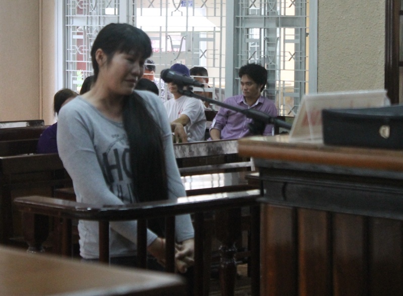 Trâm Anh khóc nức nở khi khai lại vụ án.