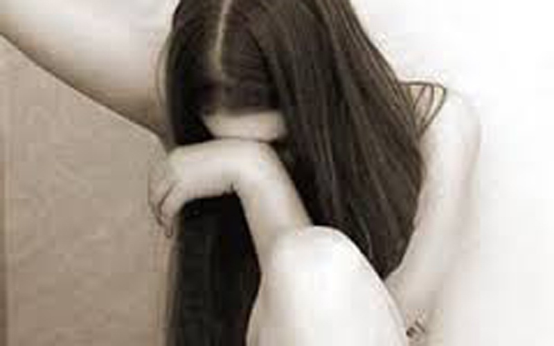 Dang cuong hiep thieu nu, bi cong an ap vao bat qua tang hinh anh