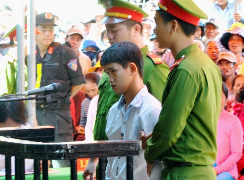 Dam bac dau hang chuc nhat dao roi dim vao lu nuoc hinh anh