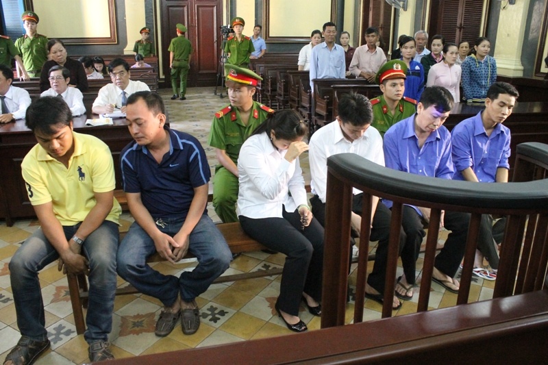 Các bị cáo tại tòa chiều nay.