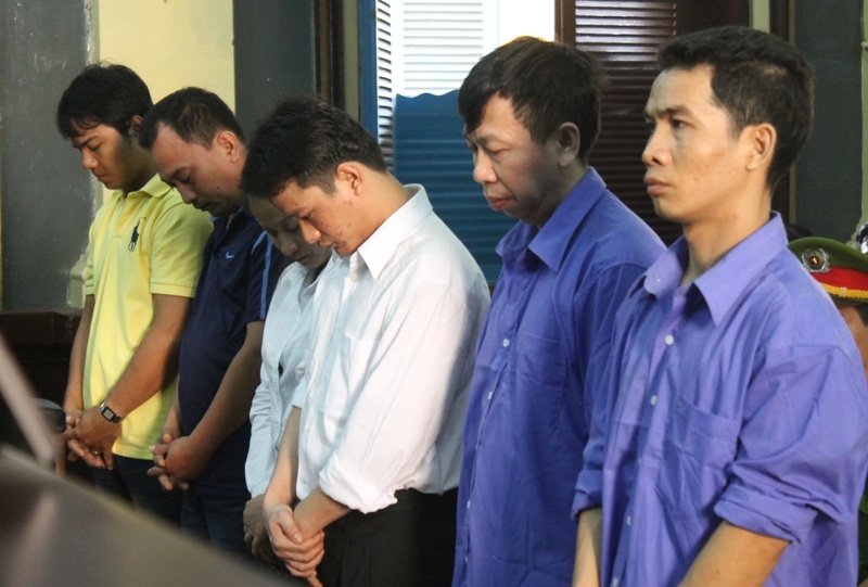 Các bị cáo nghe tòa tuyên án.