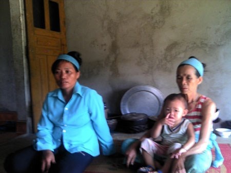 Nuoc mat nguoi me khi con rieng danh chet bo duong hinh anh