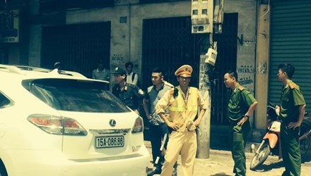 Nhom thanh nien dat Cang mang sung di... xin viec hinh anh