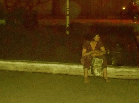 Chị Muôn Thị Hợi đang chờ đợi người bạn tâm giao. 