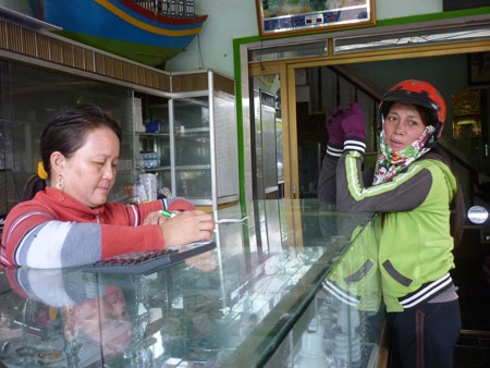 Chị Thu (trái) kể lại vụ việc Nguyễn Ngọc Hải viếng tiệm vàng của mình. 