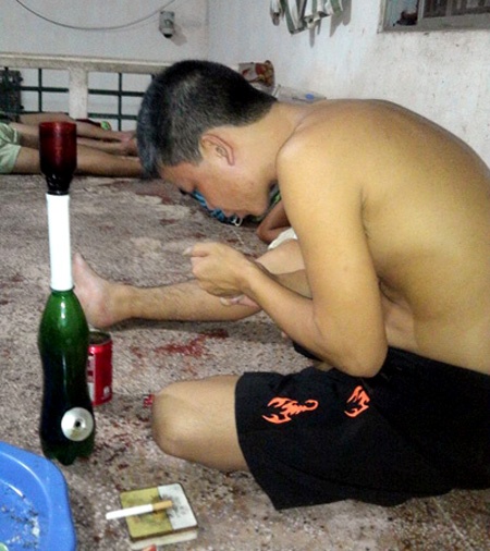 Hình ảnh trên Facebook phạm nhân về cảnh được cho là sử dụng ma túy trong trại giam.